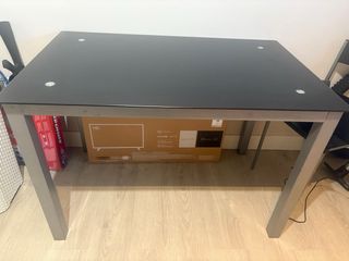 Mesa de cristal negra y metal