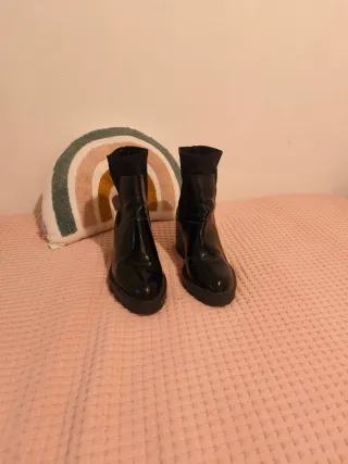 Botines negros tacón ancho Pull and Bear T38