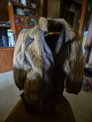 Abrigo de piel marrón