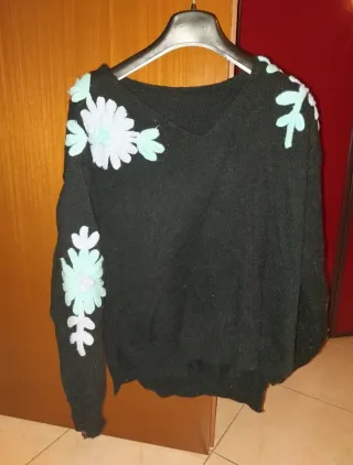 Maglione nero con fiori colorati