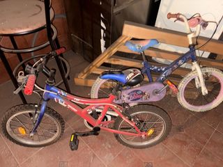 Bicicleta infantil roja y azul