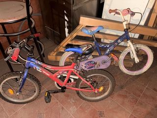 Bicicleta infantil roja y azul