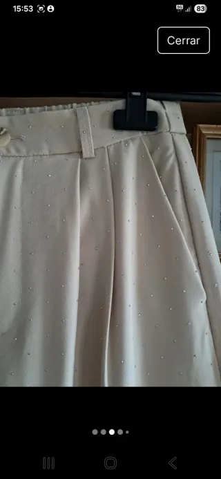 Pantalón beige con tachas