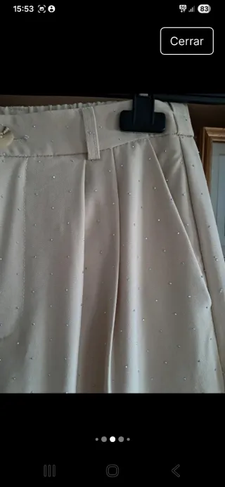 Pantalón beige con tachas