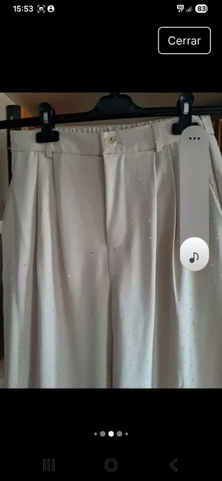 Pantalón beige con tachas