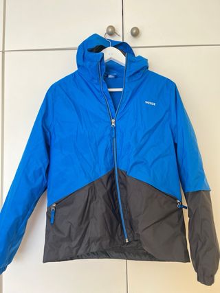 Traje de esquí azul y negro