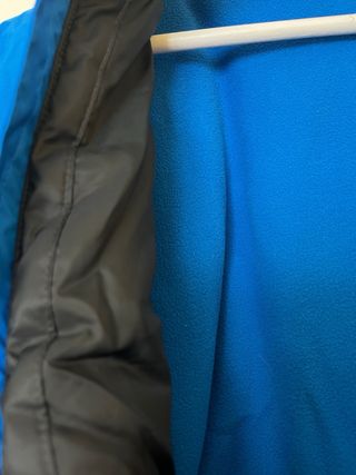 Traje de esquí azul y negro