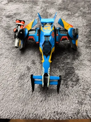 Nave de juguete azul y amarilla