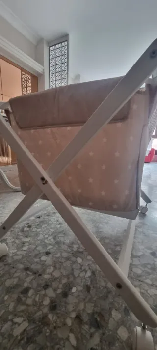 Mini cuna (colchón, protector y sábanas incluídas)