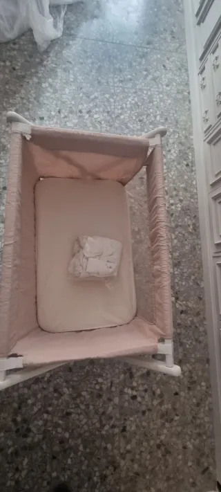 Mini cuna (colchón, protector y sábanas incluídas)