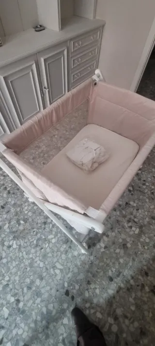 Mini cuna (colchón, protector y sábanas incluídas)
