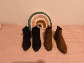 Botines planos negros y marrones