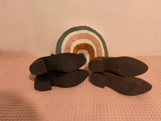 Botines planos negros y marrones