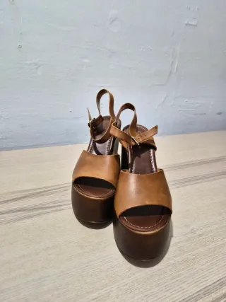 Sandalias de cuña marrones