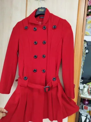 Abrigo rojo con cinturón