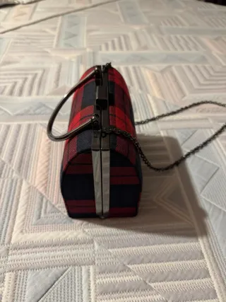 Bolso de cuadros rojo y negro