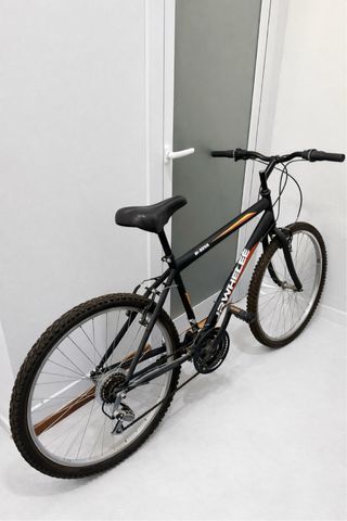 Bicicleta de montaña negra