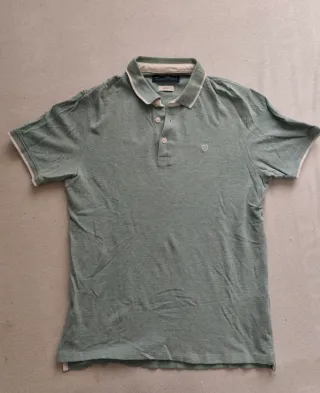 Polo verde con cuello blanco