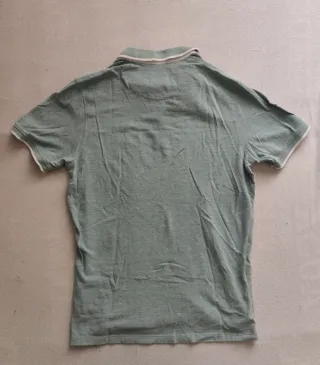 Polo verde con cuello blanco