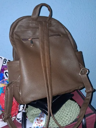 Mochila marrón de cuero sintético