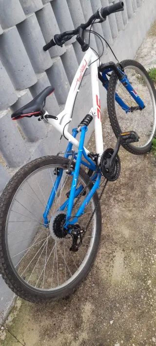 Bicicleta de montaña 26 blanca y azul