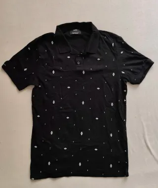 Polo Bershka negro estampado M