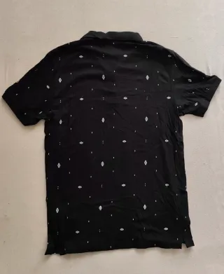 Polo Bershka negro estampado M
