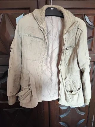 Chaqueta Beige De pana,con puños y cuello de lana