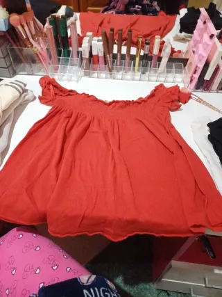 Camiseta roja hombros descubiertos