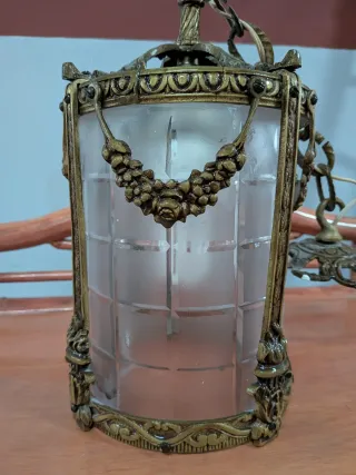 Farol de metal y cristal dorado