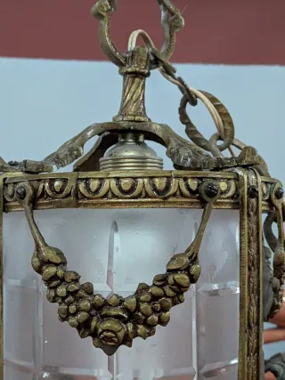 Farol de metal y cristal dorado