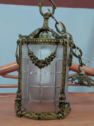 Farol de metal y cristal dorado