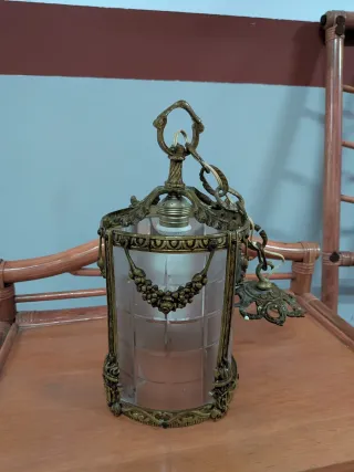 Farol de metal y cristal dorado