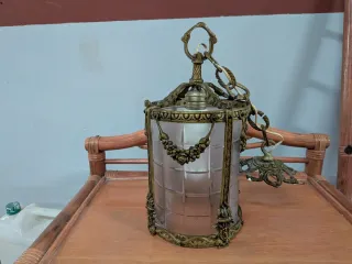 Farol de metal y cristal dorado