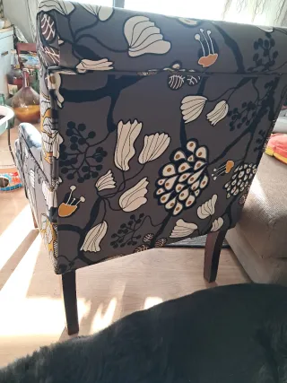 Butaca de tela con patas de madera