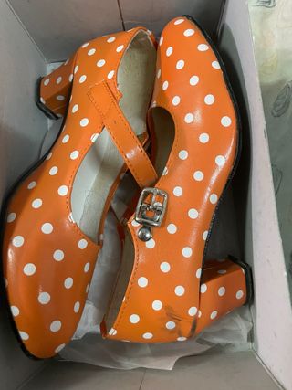 Zapatos de tacón naranja lunares