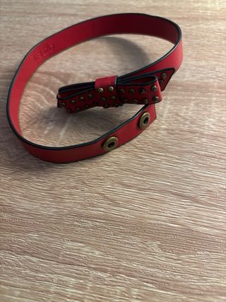 Bracciale rosso con borchie a fiocco
