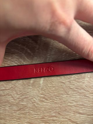 Bracciale rosso con borchie a fiocco