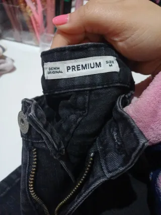 Pantalón vaquero pitillo negro con raya roja