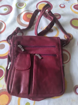 Bolso granate con varios compartimentos.