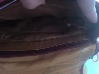 Bolso granate con varios compartimentos.