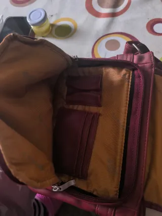 Bolso granate con varios compartimentos.