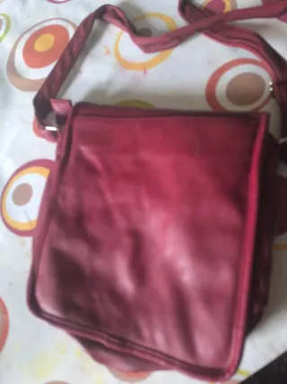 Bolso granate con varios compartimentos.