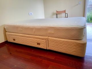 Canapé tapizado y colchón 1,50m x 1,90m