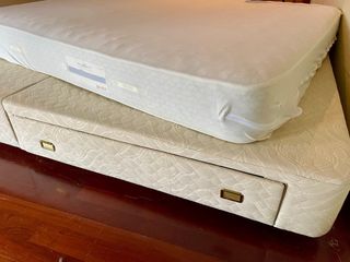 Canapé tapizado y colchón 1,50m x 1,90m