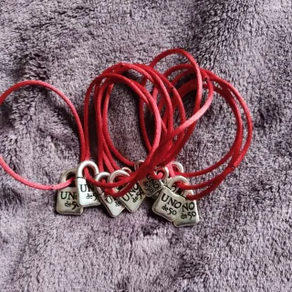 Pulsera Uno de 50 Hilo Rojo OFERTA 10 X 100 €