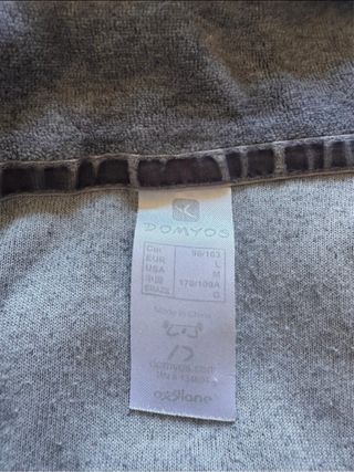 Sudadera gris con cremallera