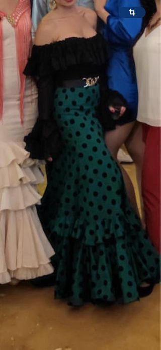 Falda Flamenca Verde y lunar flocado en negro.