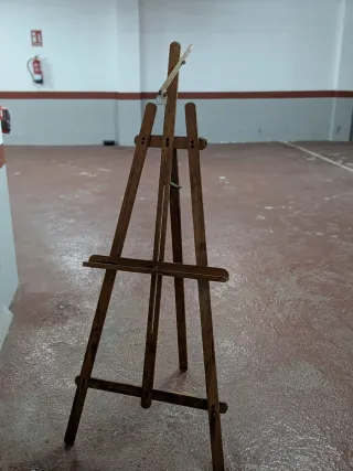 Caballete de madera antiguo