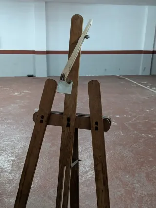 Caballete de madera antiguo